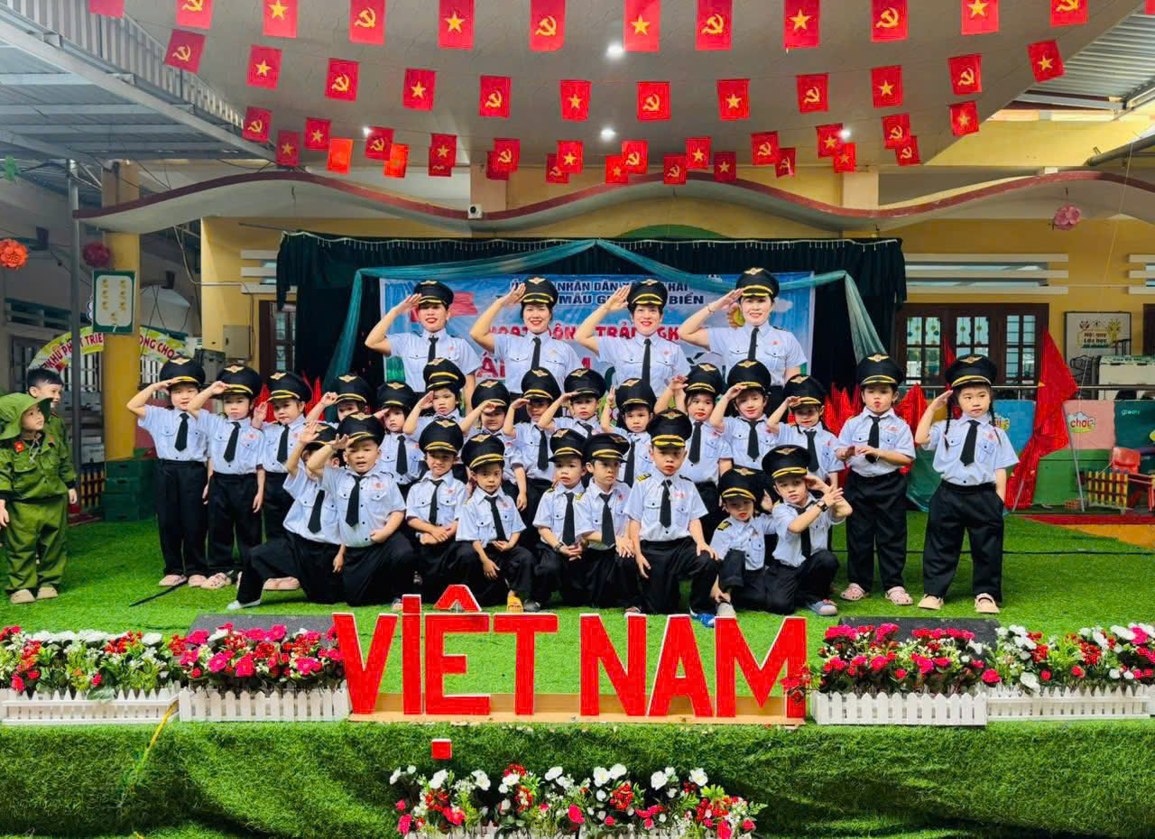 Hoạt động trải nghiệm "Bé tập làm chiến sĩ" tại trường