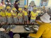 Bé đi chợ giúp mẹ