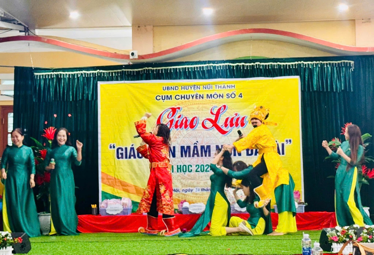 Phần chào hỏi của trường Hoa Phượng Đỏ