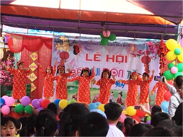 Bé diễn văn nghệ