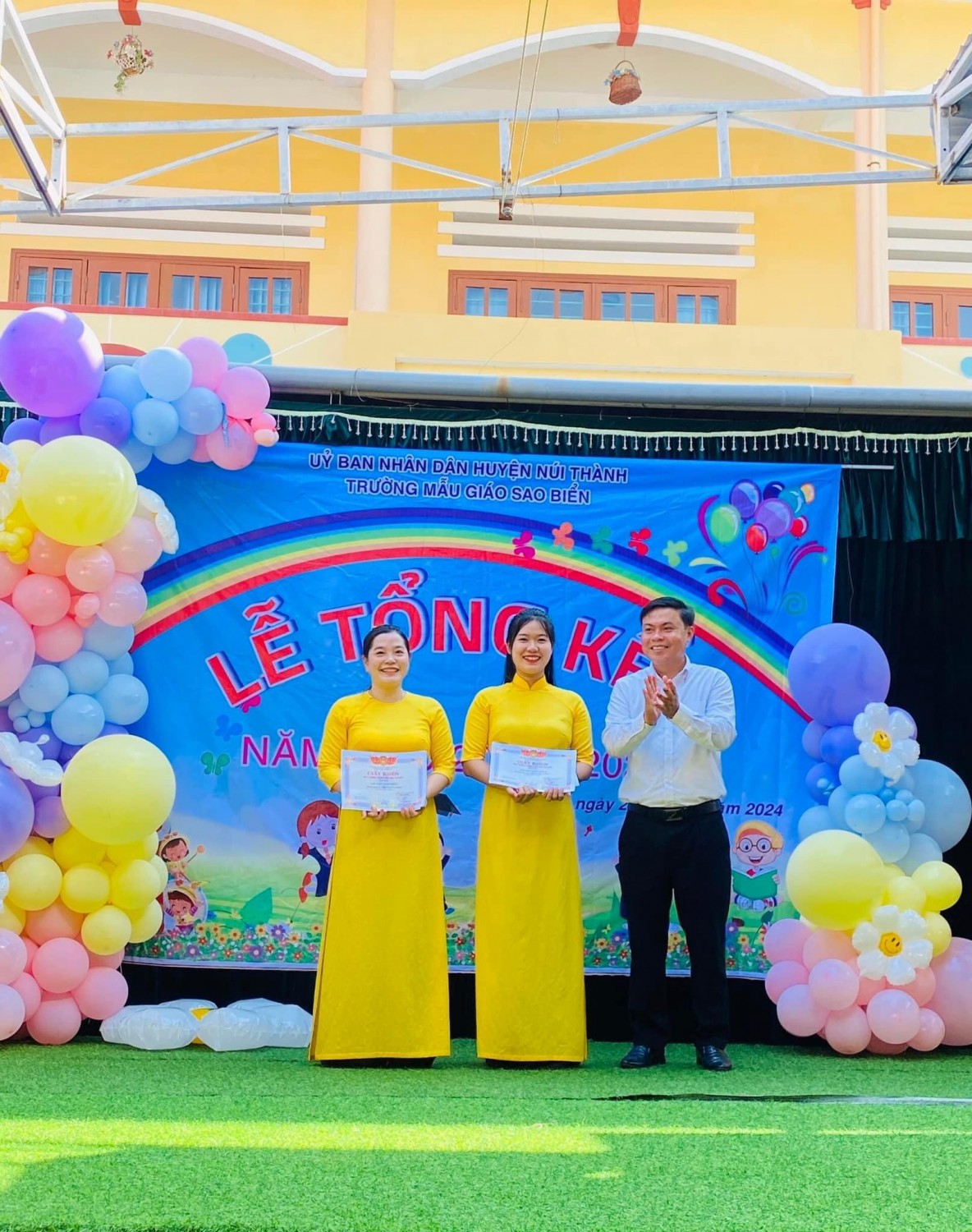 Mạnh thường quân trao quà cho BGH