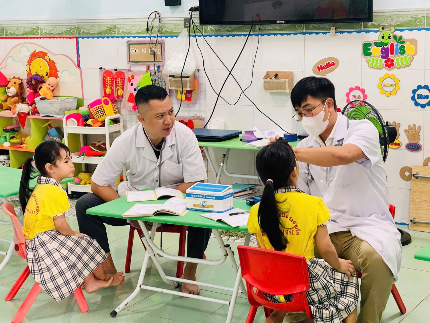 Trường phối với trung tâm y tế tổ chức khám sức khỏe đợt 2 cho trẻ